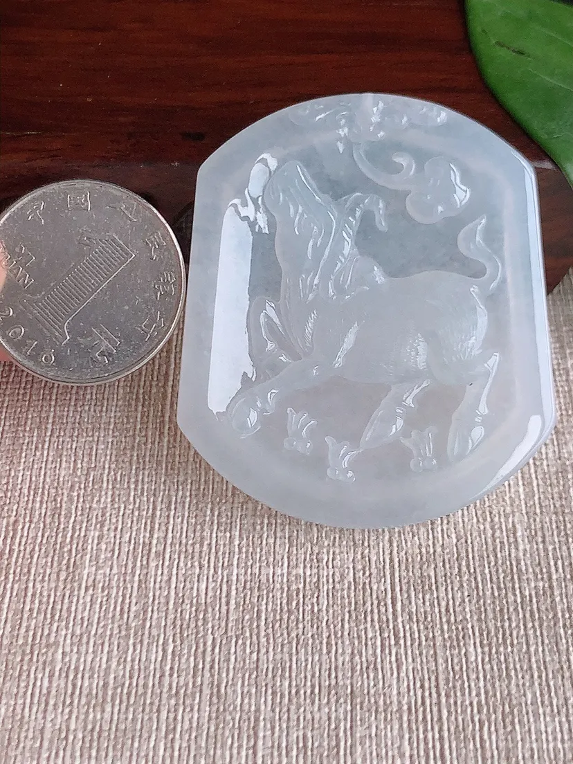 天然A货翡翠白月光生肖牛吊坠尺寸52×44.4×5.2m量26.75g 0602