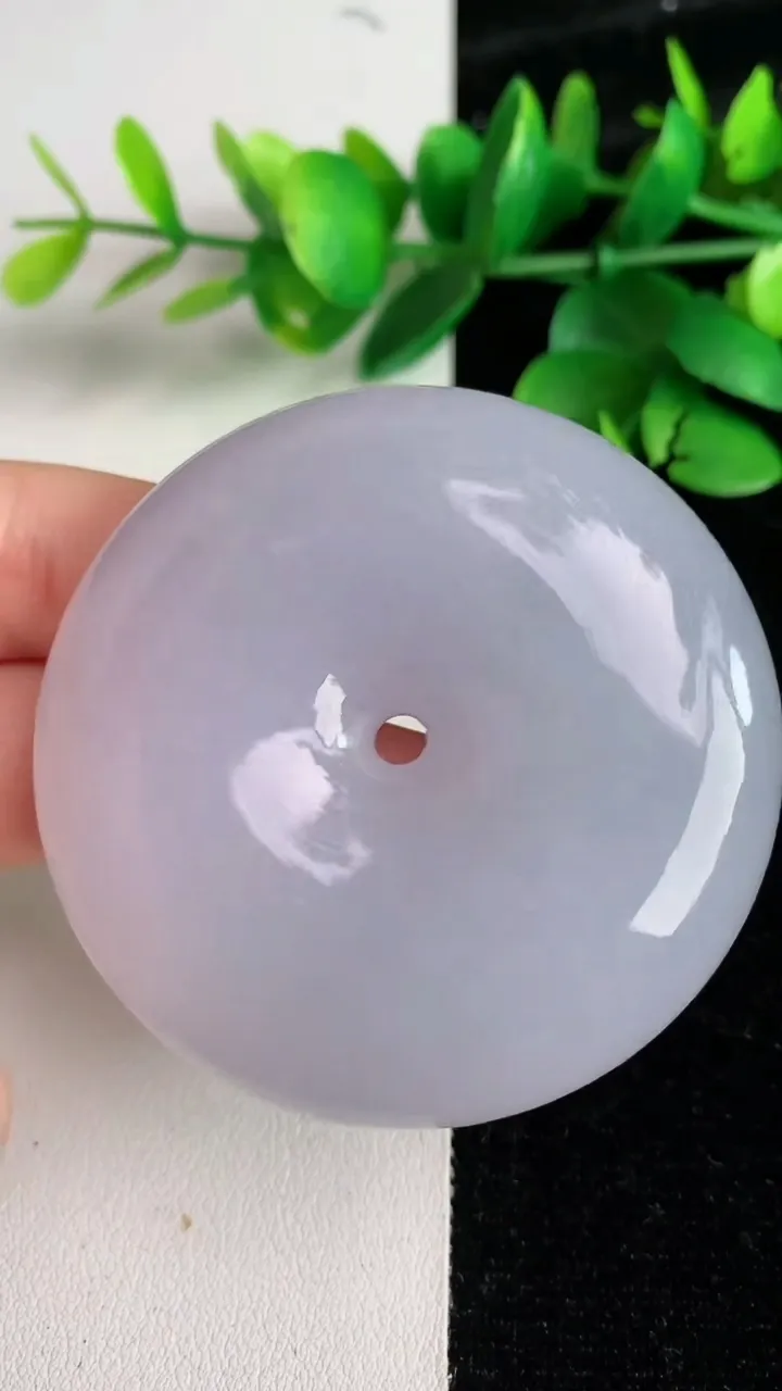 天然A货翡翠紫罗兰平安扣吊坠，尺寸53.5-12.4-，重量:75.35g
6月3日