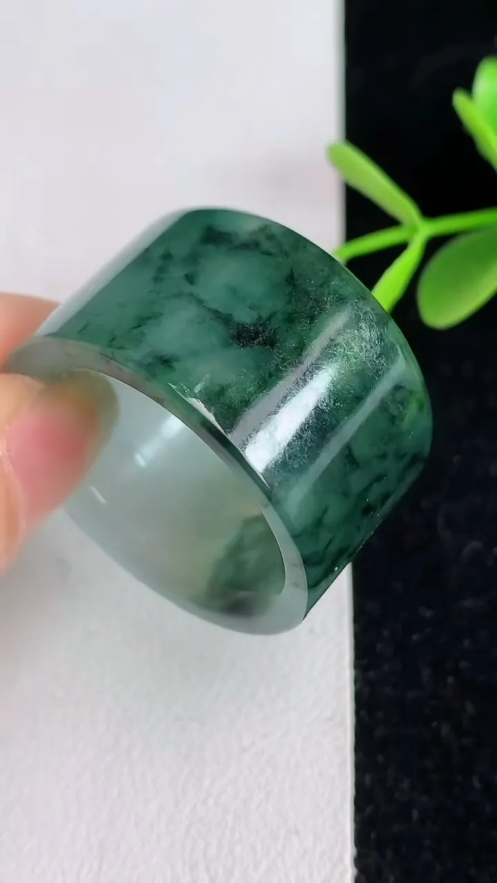 天然A货翡翠飘花指环扳指，尺寸22.3-18.4-3.6，重量:19.11g2025年6月3日
工厂