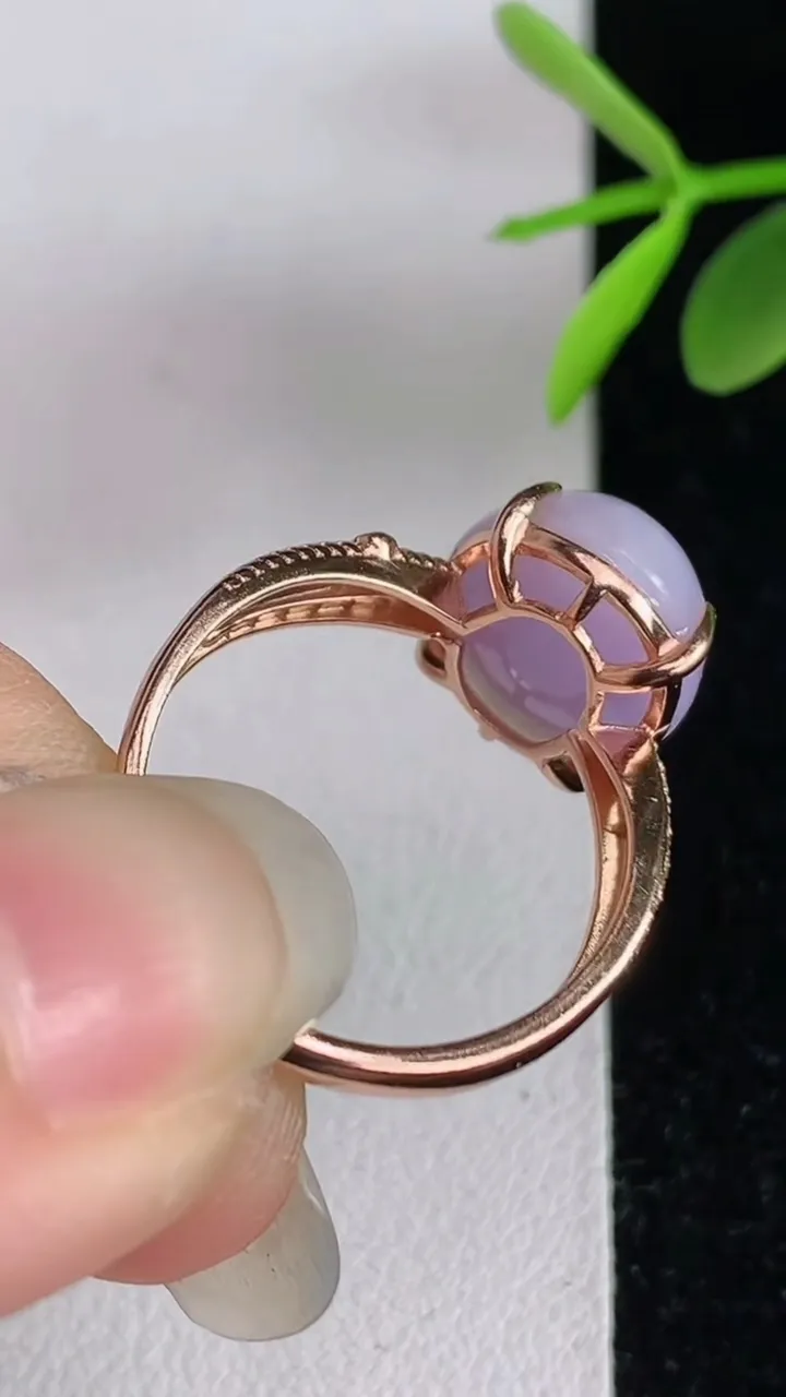 天然A货翡翠925银紫罗兰蛋面戒指，尺寸19.3-12.4-10.6，重量:3.35g2025年6月3日
工厂直销收藏佳品,种好水足，色泽均匀，有种有色，上手高大气！