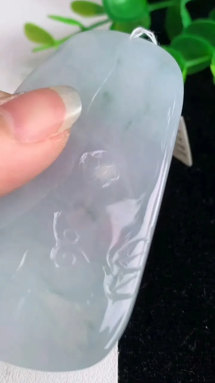 天然A货翡翠飘花大日如来吊坠，尺寸72-41.8-5.3，重量:35.36g
6月4日
