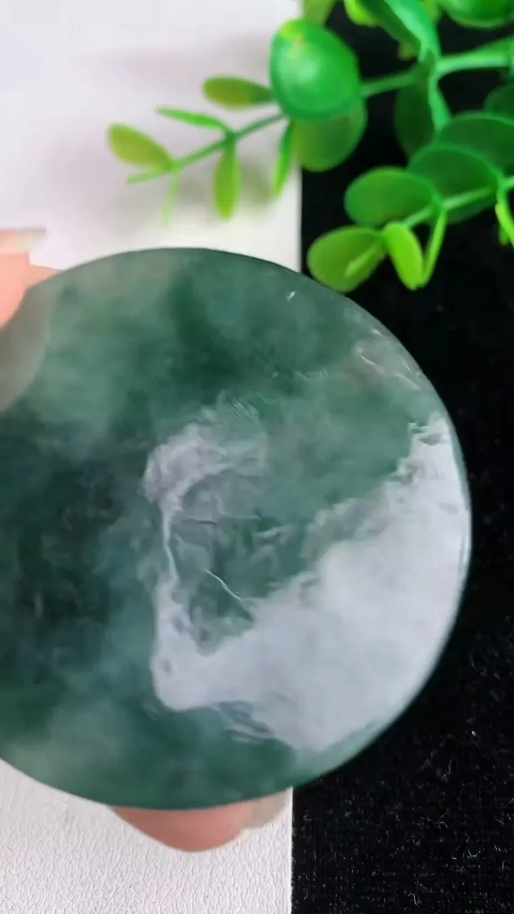 天然A货翡翠飘花不动明王吊坠，尺寸51.2-5.4，重量:28.30g
6月4日