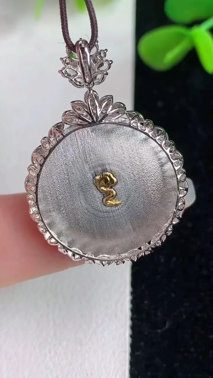 天然A货翡翠k金飘花平安扣吊坠，尺寸33-23.5-6.3，裸石20.6重量:6.04g
6月5日