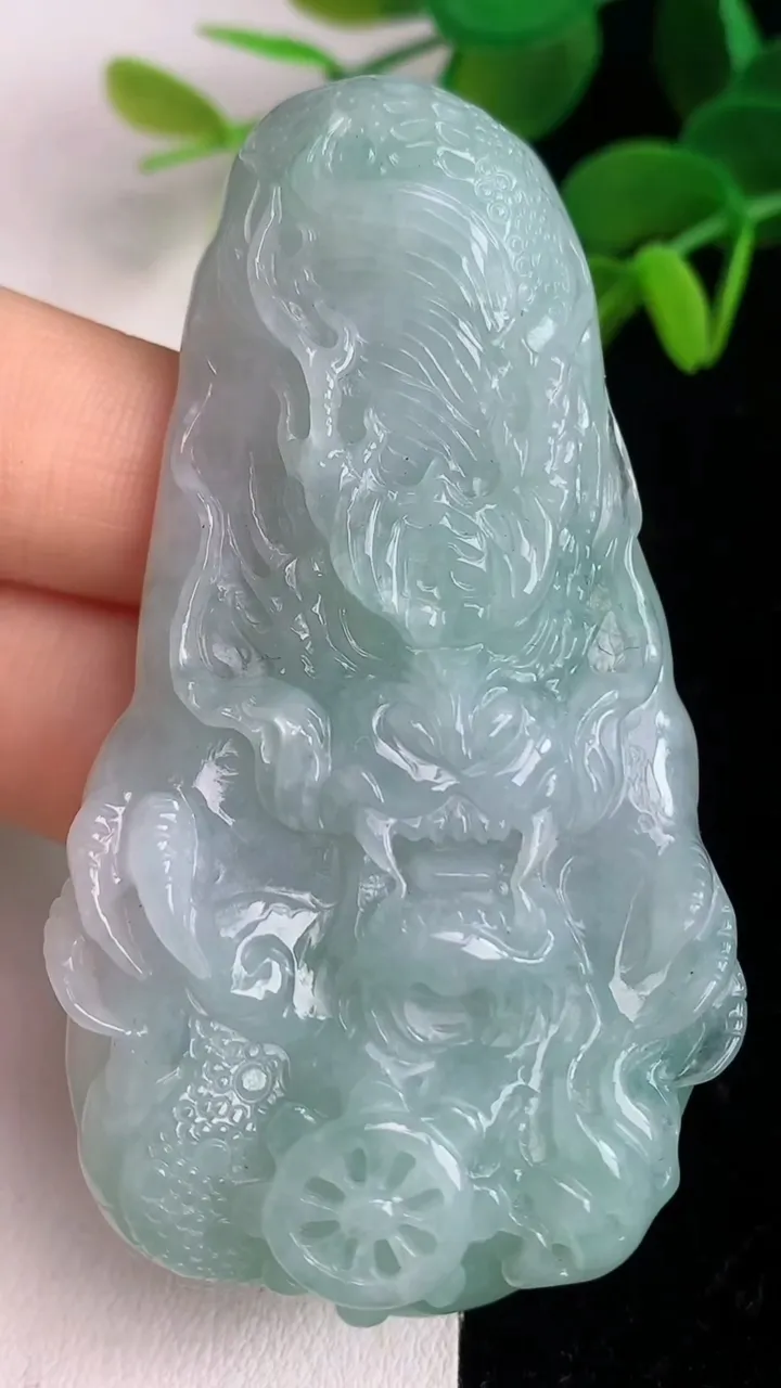 天然A货翡翠龙牌吊坠，尺寸28.5-38.3-9.6，重量:45.13g
6月4日
