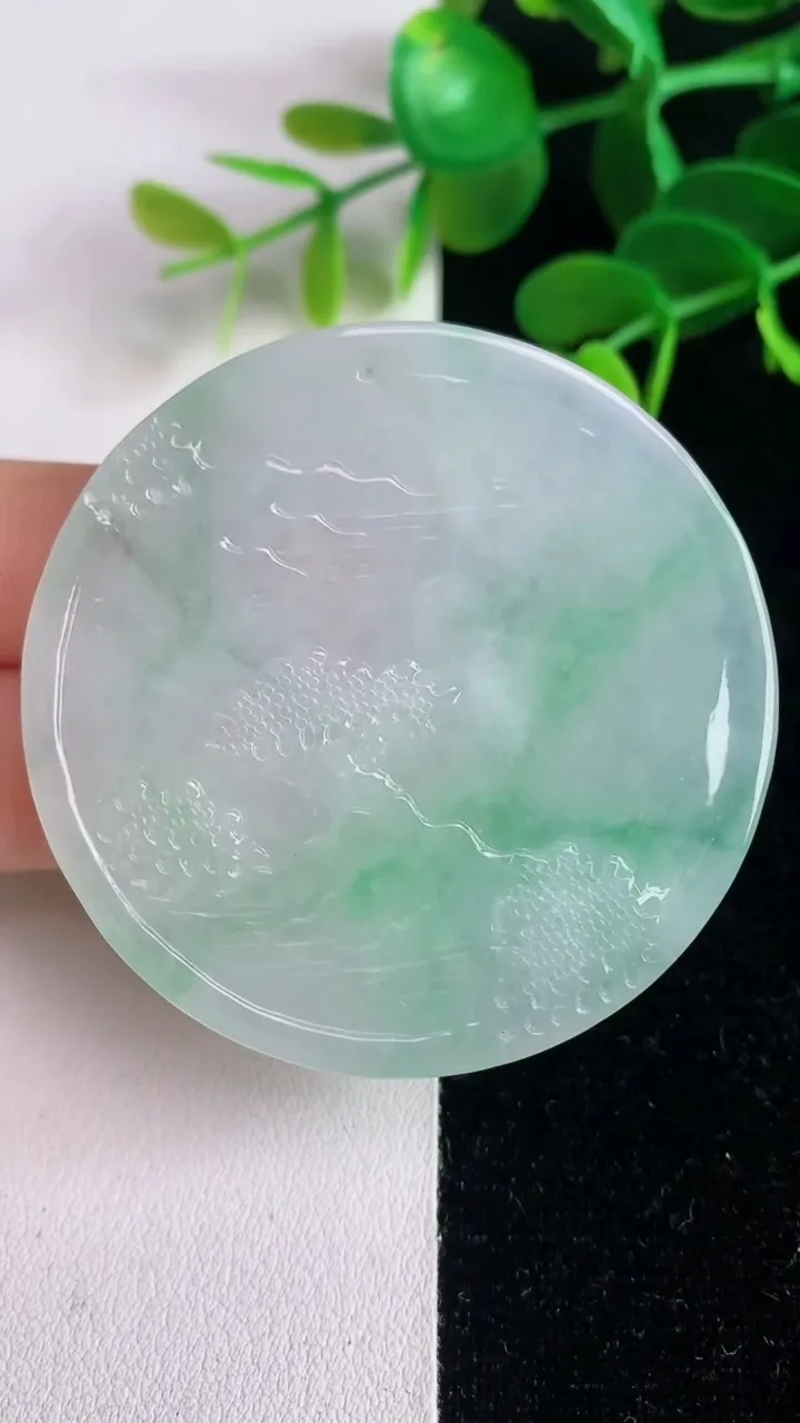 天然A货翡翠大日如来吊坠，尺寸52-5.8，重量:33.55g
6月4日