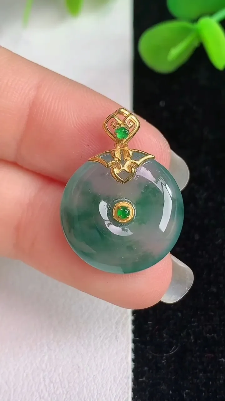 天然A货翡翠18金飘花平安扣吊坠，尺寸11.6-4.7，重量:3.21g
6月4日