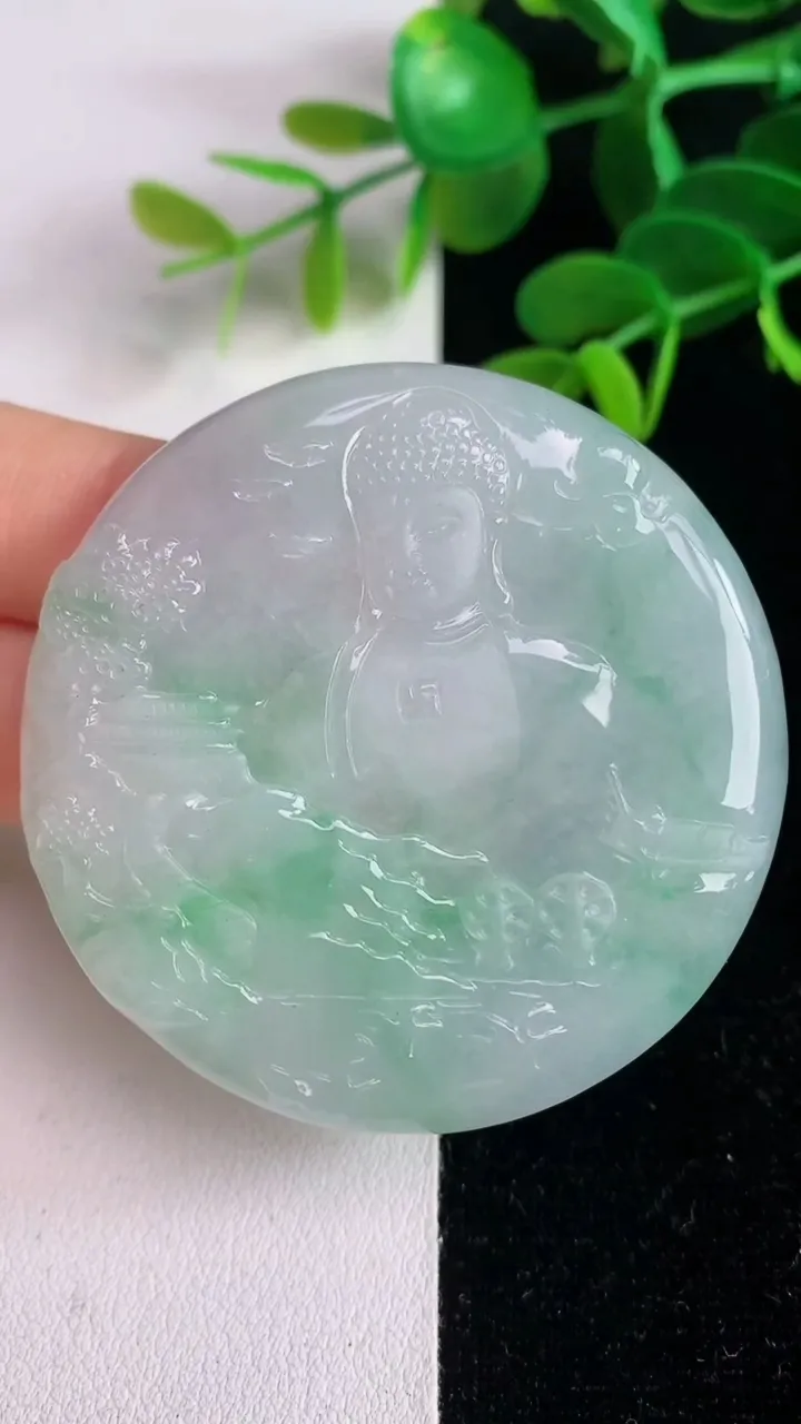 天然A货翡翠大日如来吊坠，尺寸52-5.8，重量:33.55g
6月4日