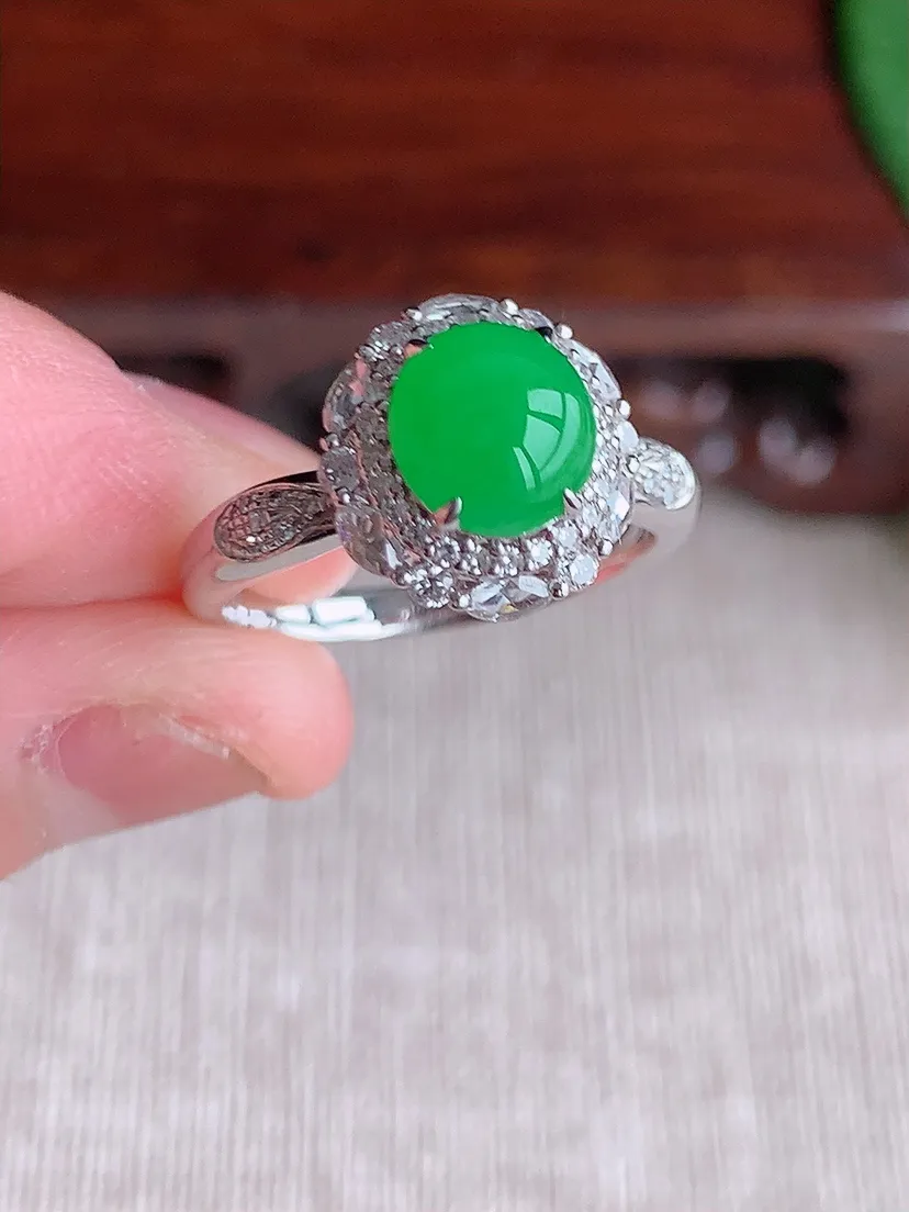 天然A货翡翠18K金伴钻镶嵌阳绿蛋面戒指 圈口17裸石尺寸7×6.7mm 重量3.48g 0603