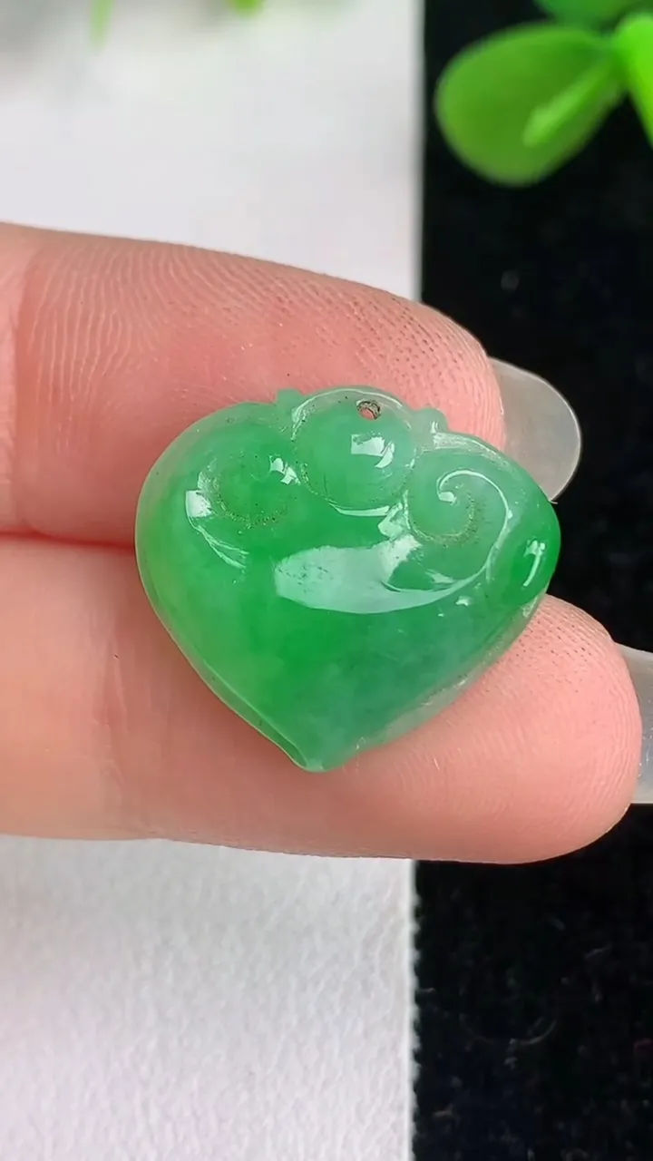 天然A货翡翠如意头吊坠，尺寸17.5-19.2-4.6，重:2.39g
6月4日