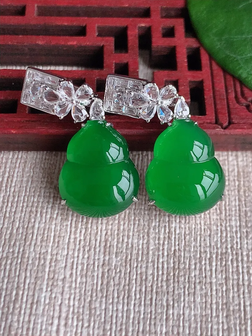 天然A货翡翠18K金伴钻镶嵌阳绿葫芦耳坠 尺寸15.3×12.5×9mm 重量8.05g 0603