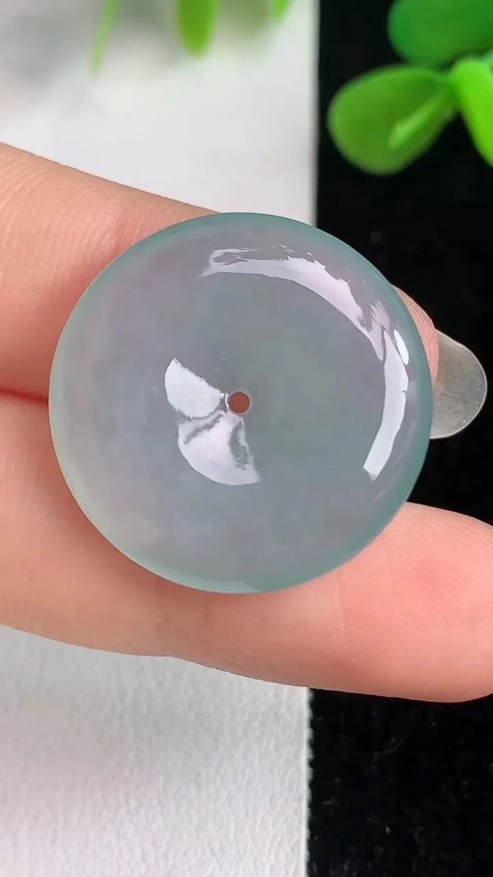 天然A货翡翠飘花平安扣吊坠，尺寸23.7-4.4，重量:5.30g
6月4日