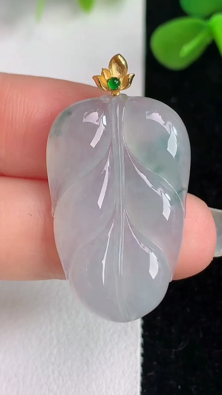 天然A货翡翠k金飘花金枝玉叶叶子吊坠，尺寸30.8-19.5-4.2，重量:5.17g
6月4日