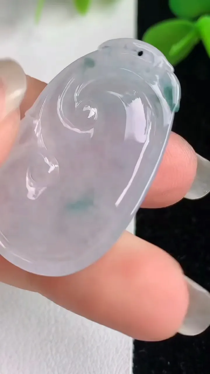 天然A货翡翠飘花如意吊坠，尺寸35.5-20.3-5，重量:7.54g
6月4日