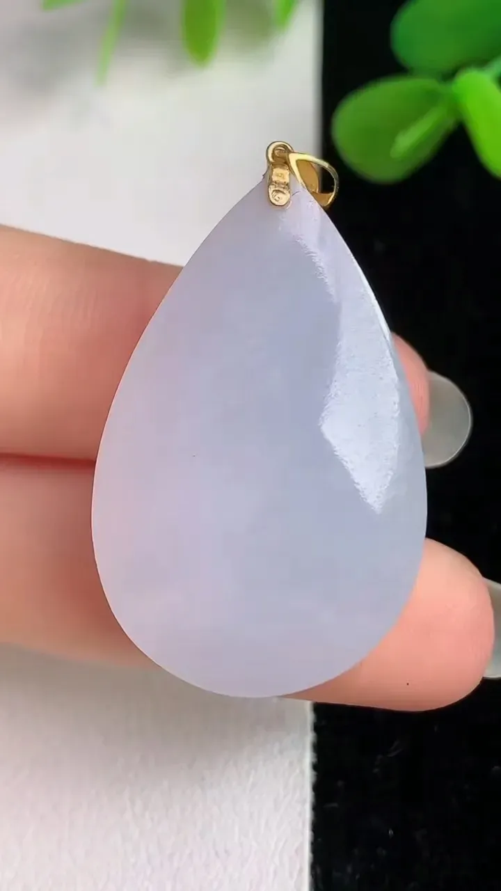 天然A货翡翠水滴吊坠，尺寸33.3-21.2-10.2，重量:12.03g
6月4日