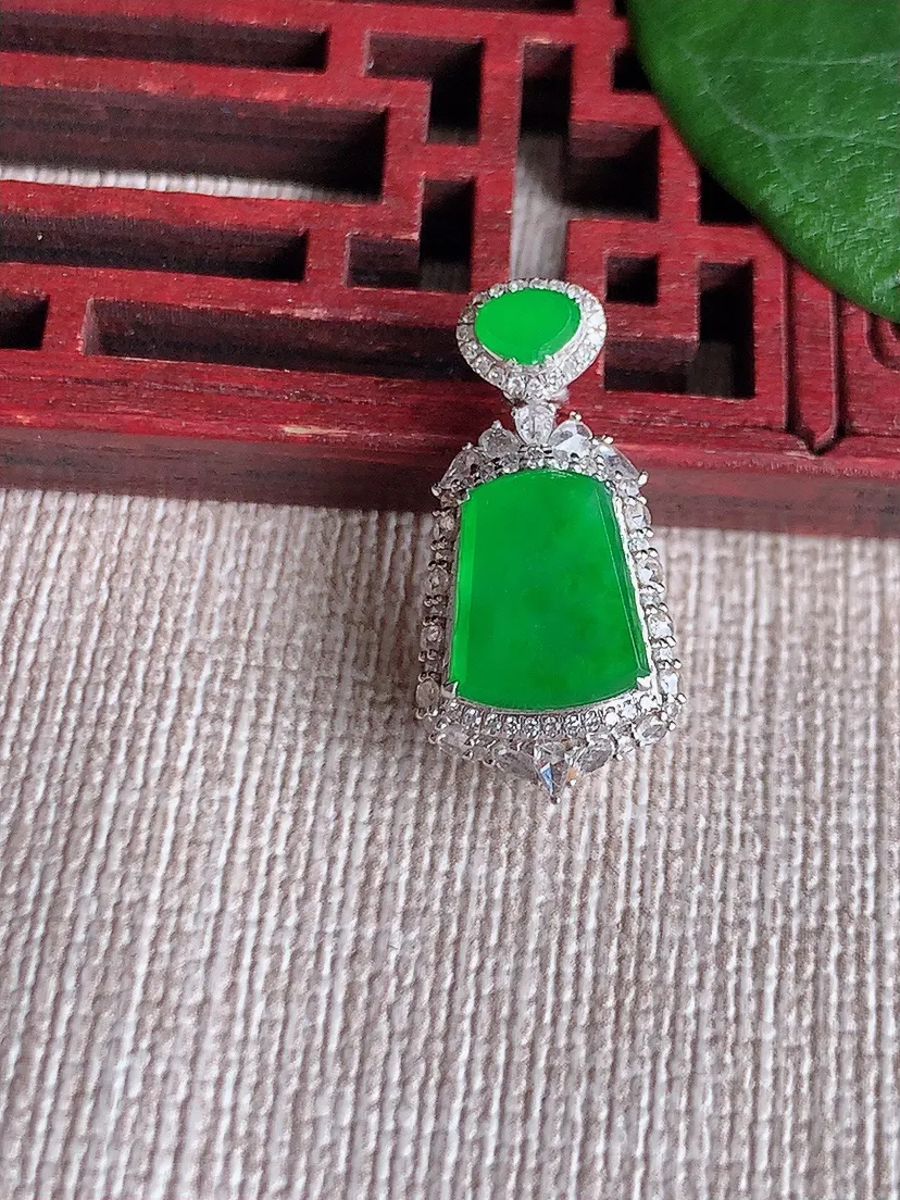 天然A货翡翠18K金伴阳绿无事牌吊坠尺寸22.8×11×8裸石9.7×8m量2.75g 0603