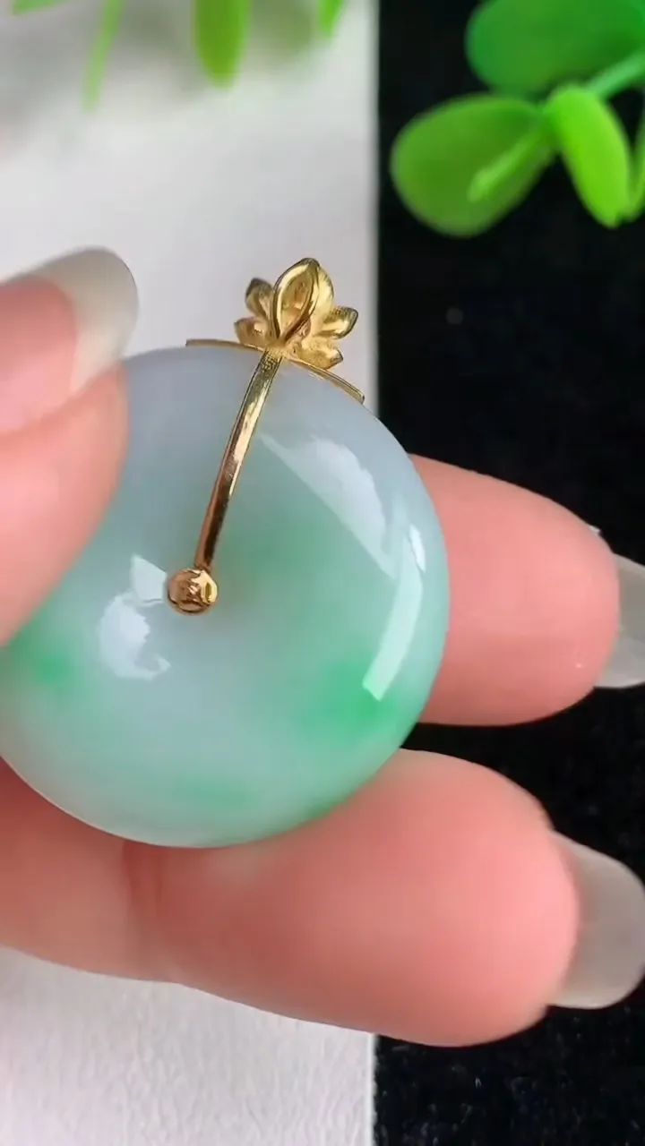天然A货翡翠平安扣吊坠，尺寸25-5.6，重量:7.73g
6月4日