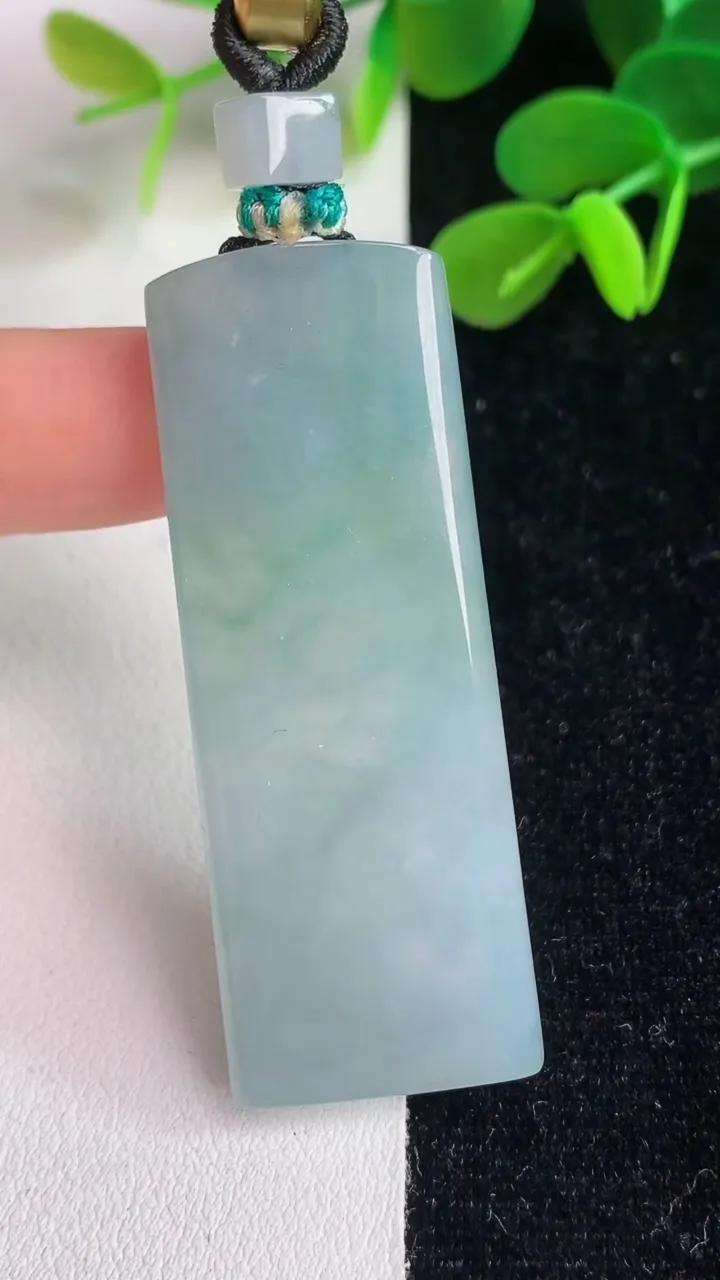 天然A货翡翠飘花龙牌吊坠，尺寸54.4-20.5-6，重量:22.87g
6月4日