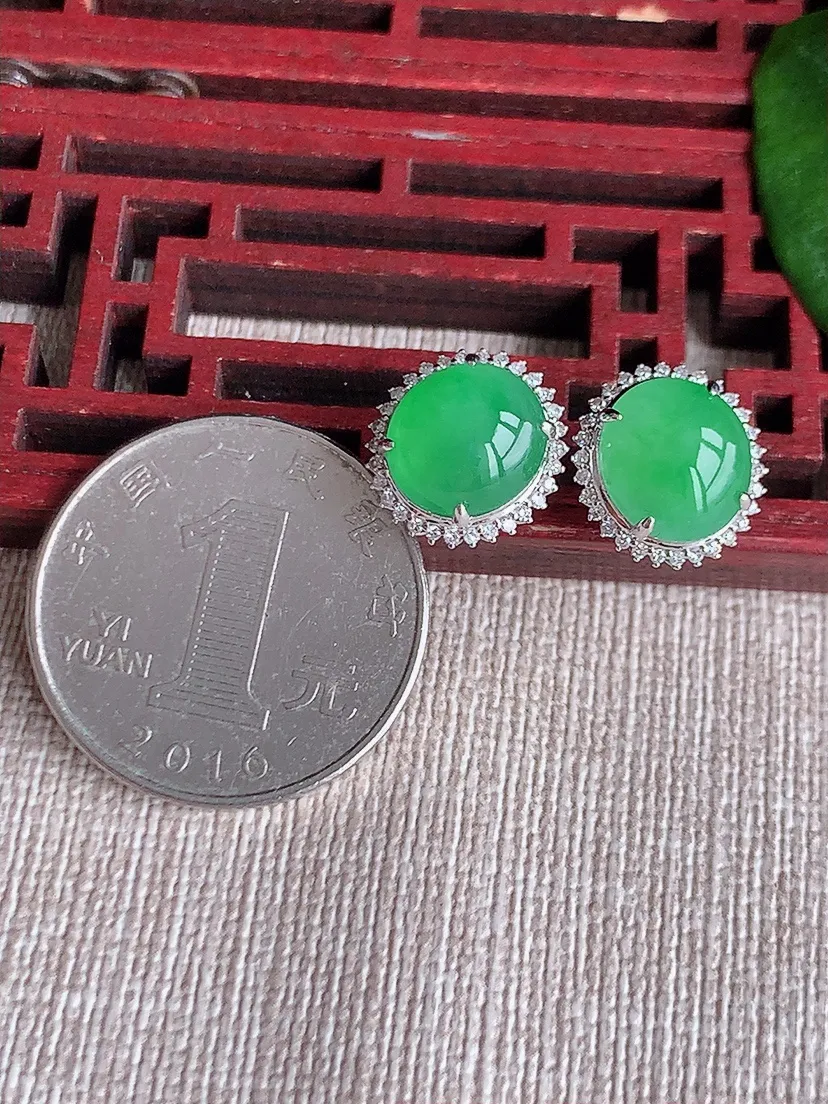 天然A货翡翠18K金伴钻镶嵌甜绿蛋面耳钉 尺寸9.7×8.8mm 重量3.63g 0603