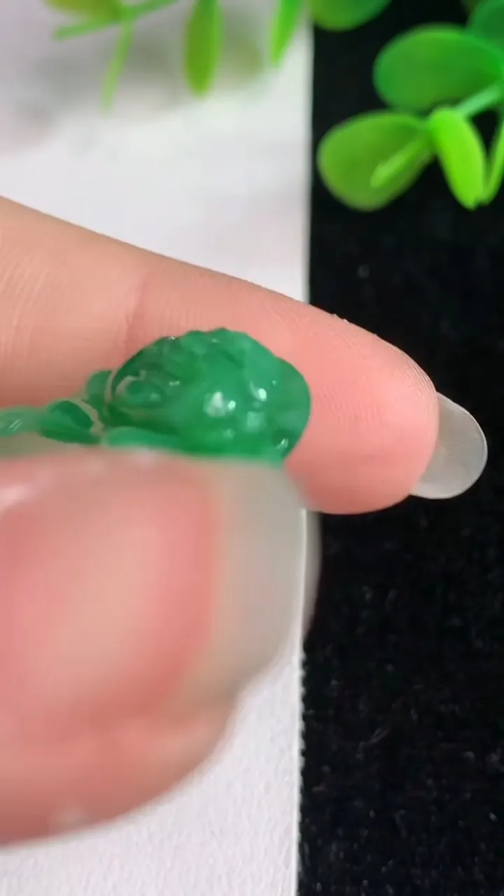 天然A货翡翠佛公镶嵌件，尺寸25-31.4-6.3，重量:7.53g
6月4日