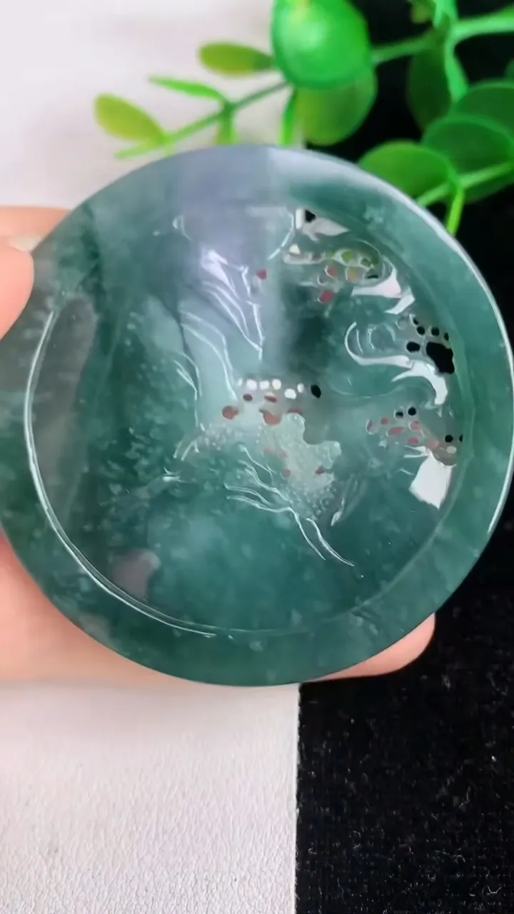 天然A货翡翠蓝水山水牌吊坠，尺寸56.2-5，重量:32.98g
6月4日