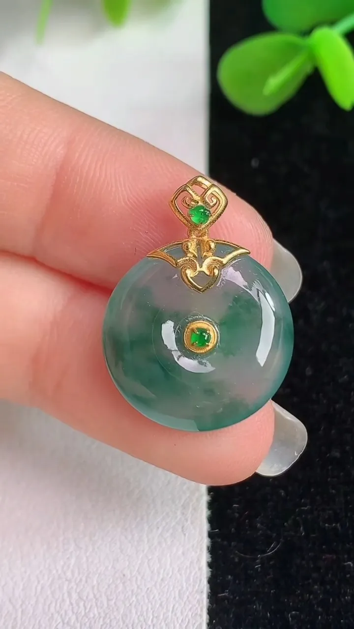 天然A货翡翠18金飘花平安扣吊坠，尺寸11.6-4.7，重量:3.21g
6月4日