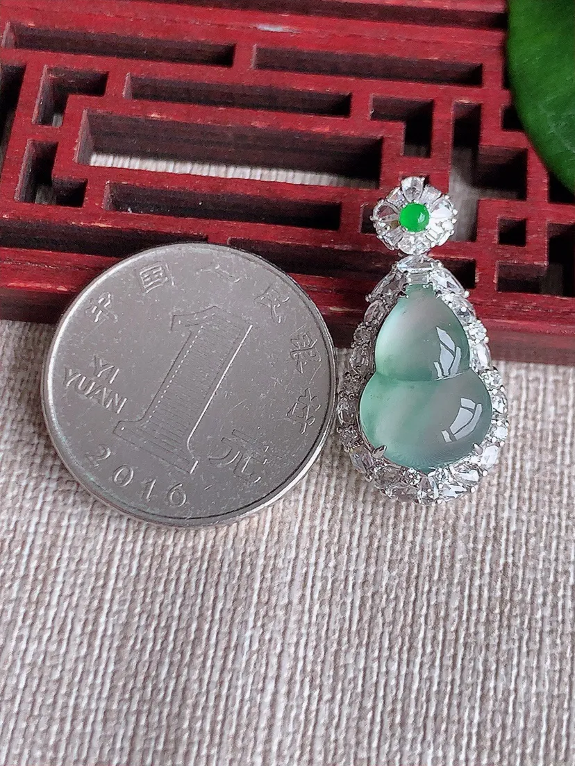 天然A货翡翠18K金伴飘花葫芦吊坠尺寸27×14×9.6裸石15.4×10.2m量3.36g 0603