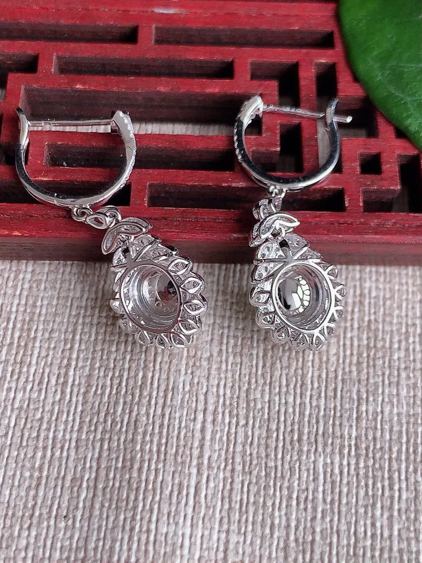 天然A货翡翠18K金伴钻镶嵌阳绿蛋面耳坠 尺寸6×7mm 重量4.45g 0603
