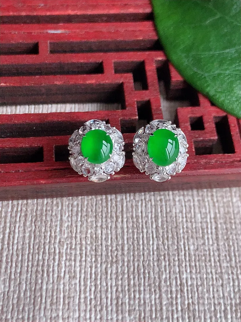 天然A货翡翠18K金伴钻镶嵌阳绿蛋面耳钉 尺寸5.5×4.4mm 重量2.20g 0603