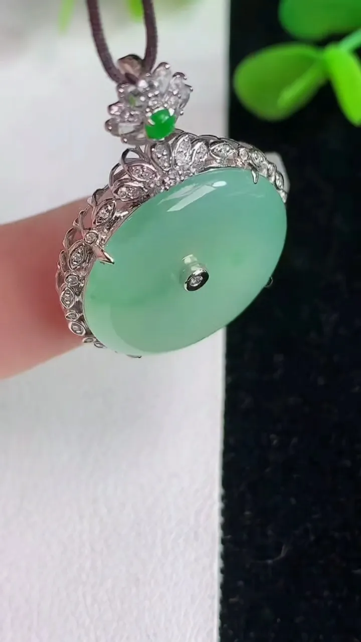 天然A货翡翠k金飘花平安扣吊坠，尺寸33-23.5-6.3，裸石20.6重量:6.04g
6月5日