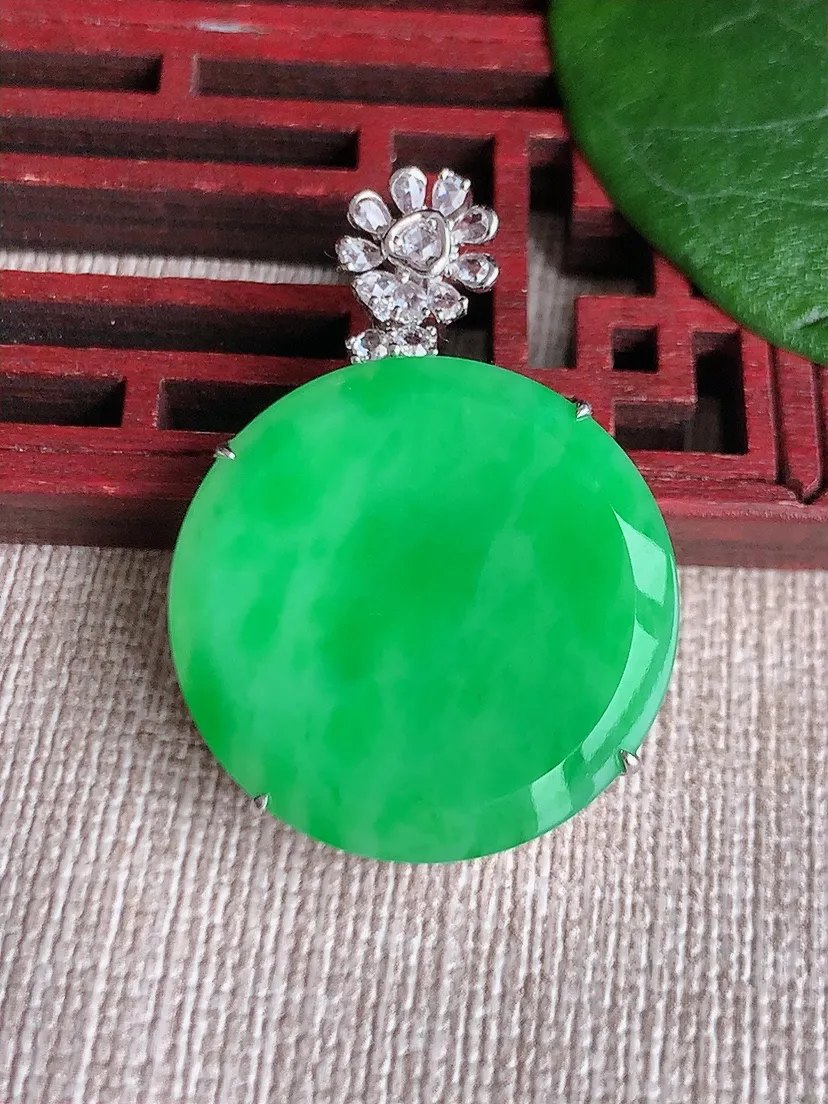 天然A货翡翠18K金伴阳绿无事牌吊坠尺寸35×24×6.4m量7.16g 0603