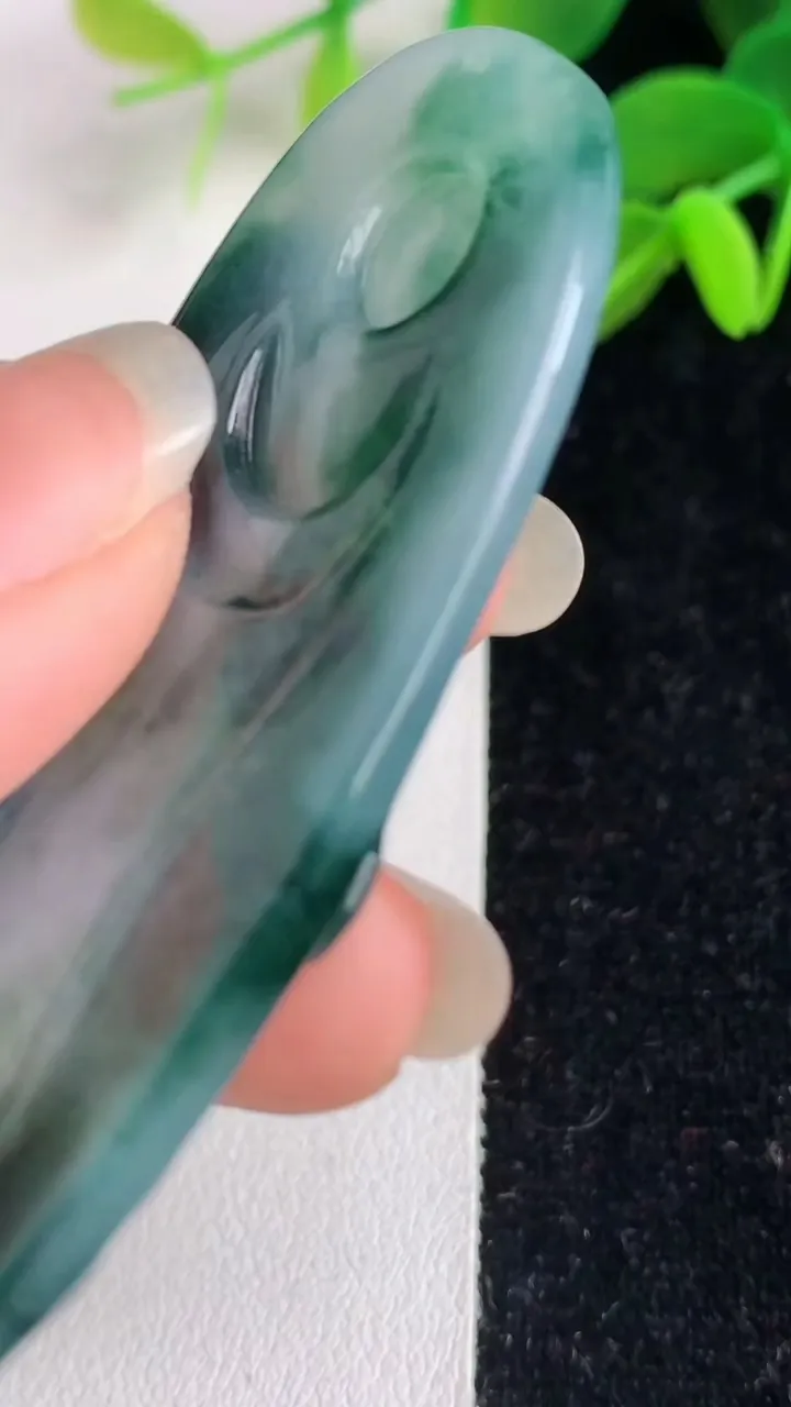天然A货翡翠飘花度母吊坠，尺寸64-23.3-5.8，重量:21.40g
6月4日