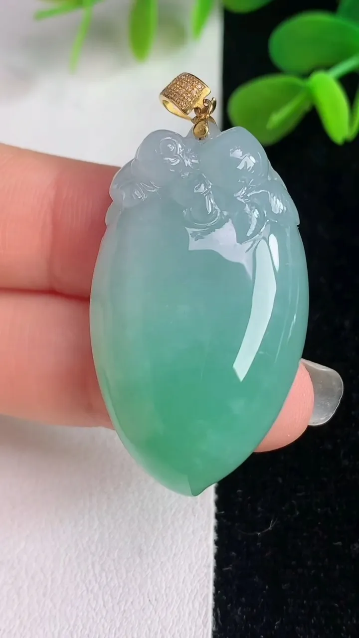 天然A货翡翠寿桃吊坠，尺寸37.3-22.2-10.3，重量:17.39g
6月4日