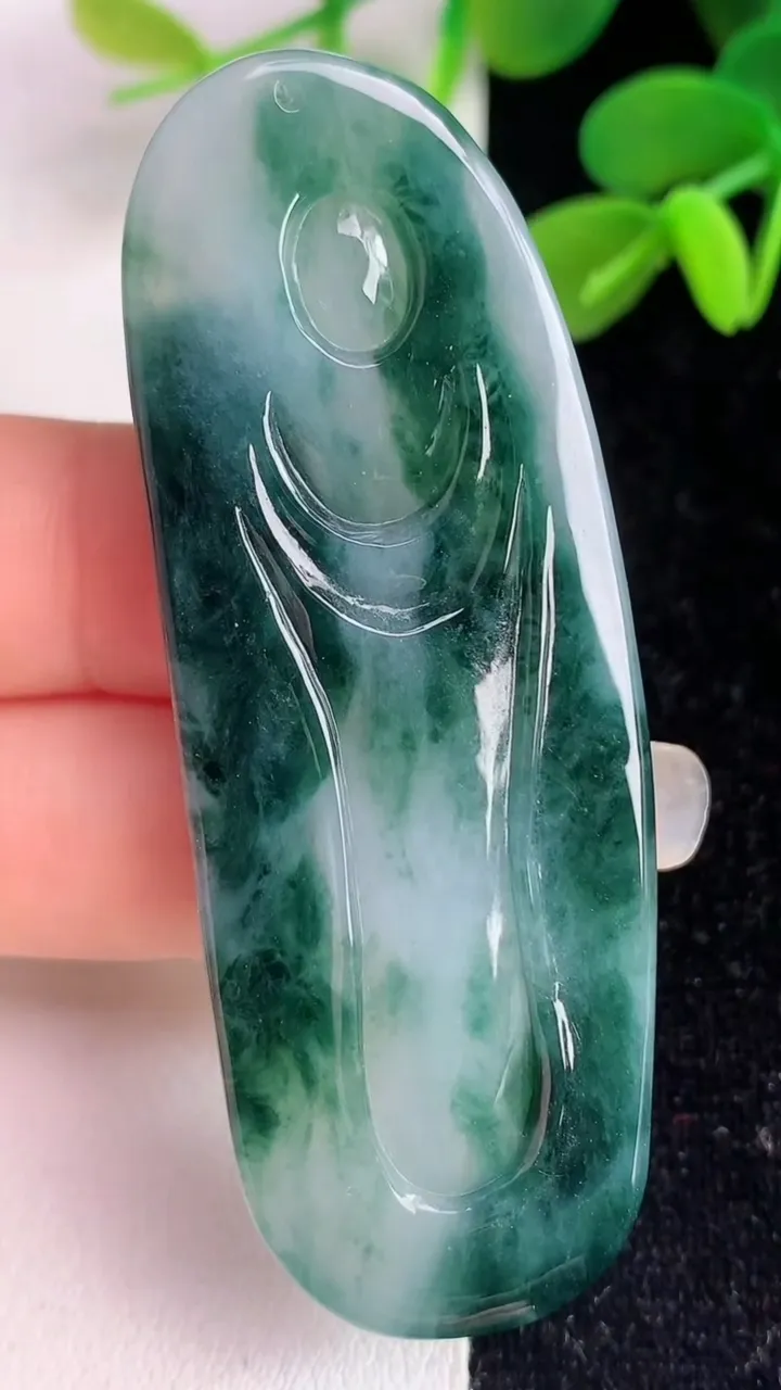 天然A货翡翠飘花度母吊坠，尺寸64-23.3-5.8，重量:21.40g
6月4日