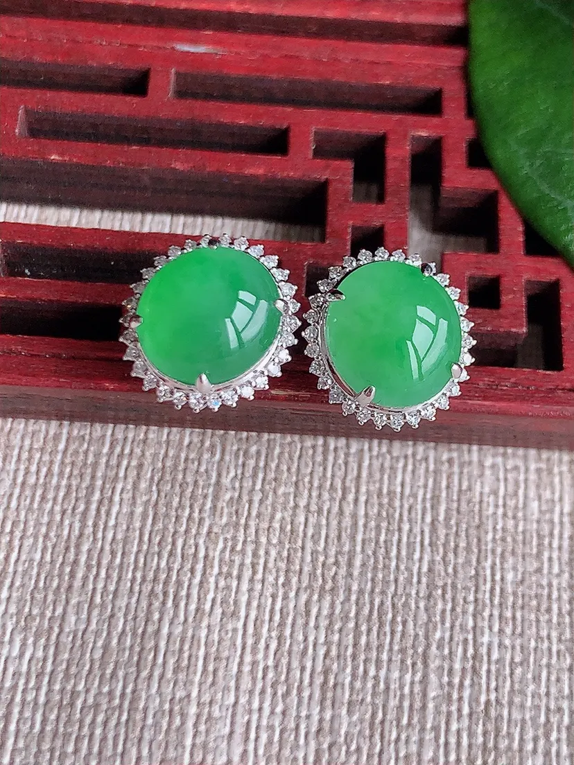 天然A货翡翠18K金伴钻镶嵌甜绿蛋面耳钉 尺寸9.7×8.8mm 重量3.63g 0603