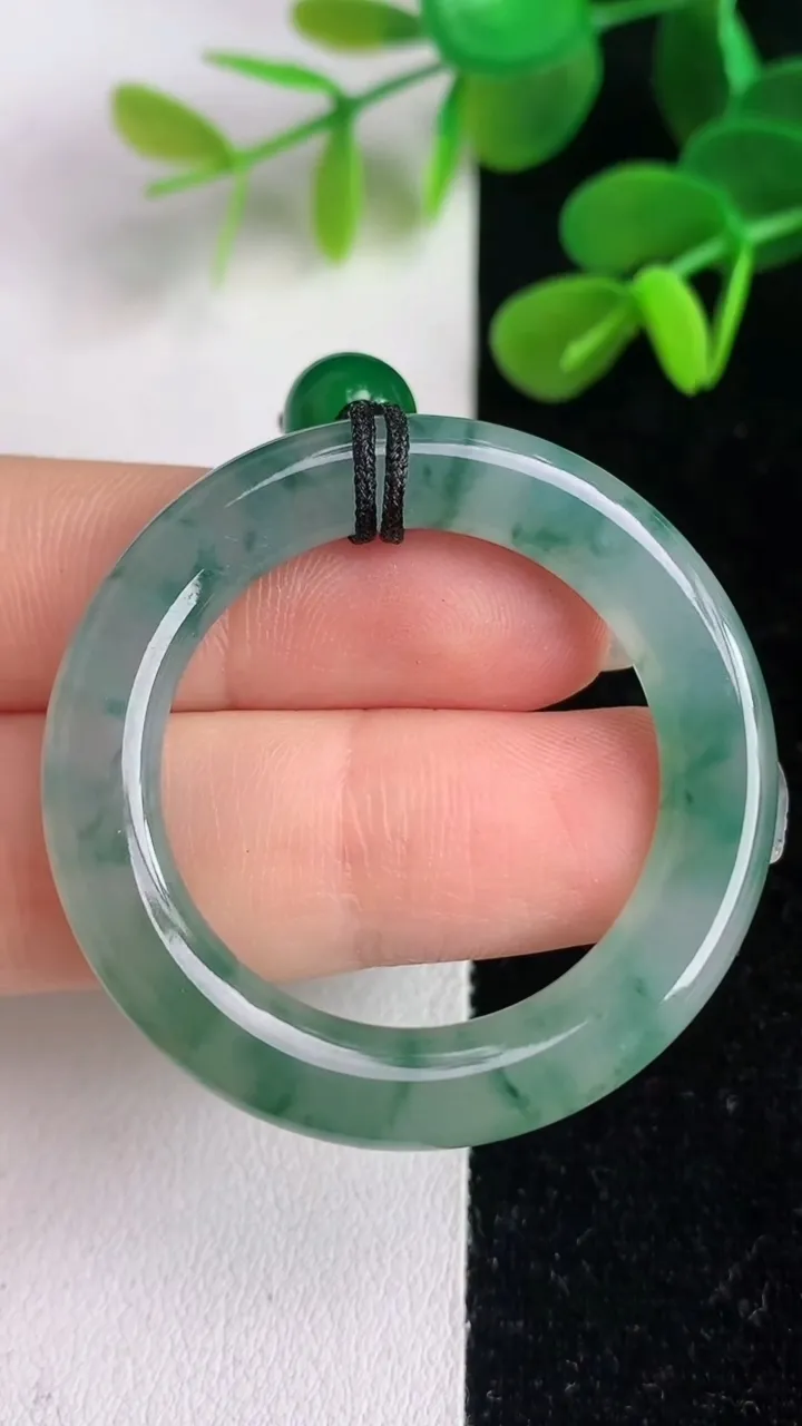 天然A货翡翠冰种飘花平安环吊坠，尺寸40-4.8，重:9.05g
6月4日