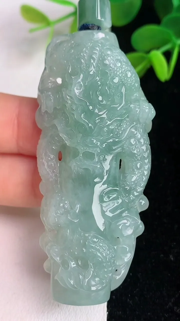 天然A货翡翠飘花龙牌吊坠，尺寸61.8-26.7-9.2，重量:35.91g
6月4日