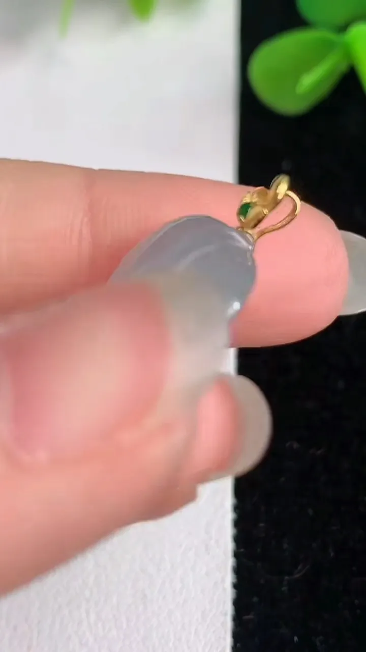 天然A货翡翠k金飘花金枝玉叶叶子吊坠，尺寸30.8-19.5-4.2，重量:5.17g
6月4日
