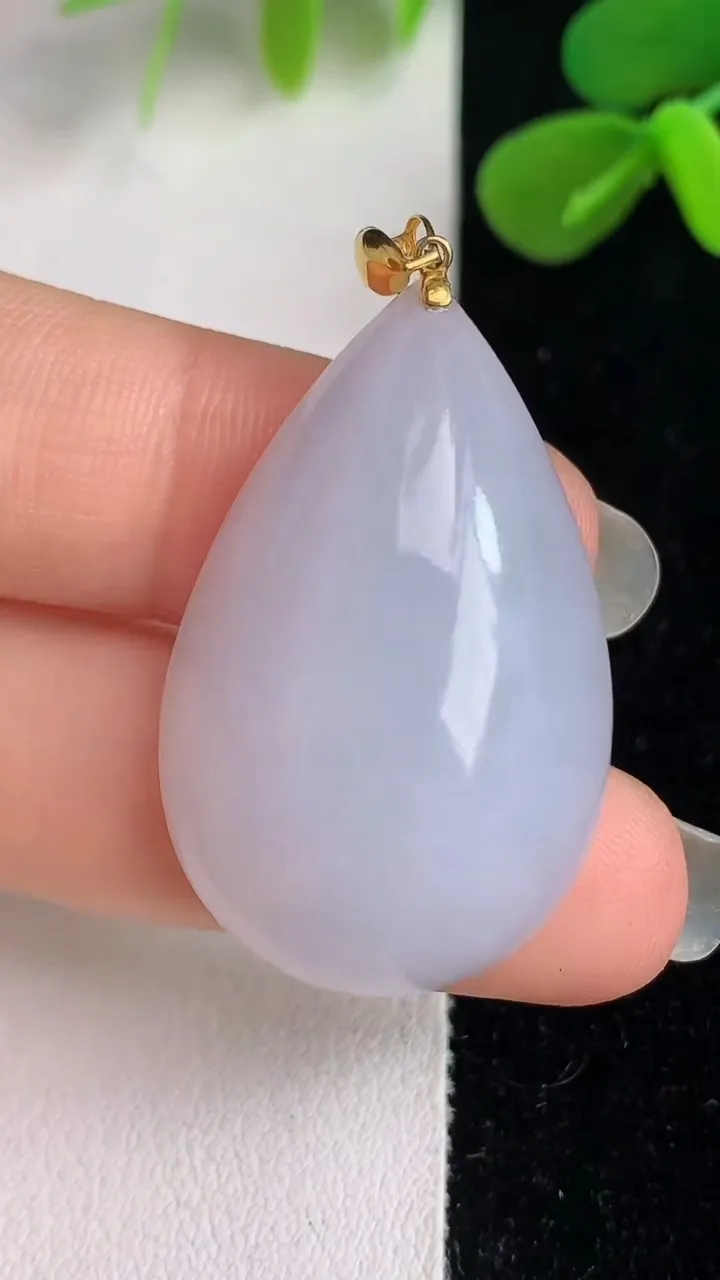 天然A货翡翠水滴吊坠，尺寸33.3-21.2-10.2，重量:12.03g
6月4日