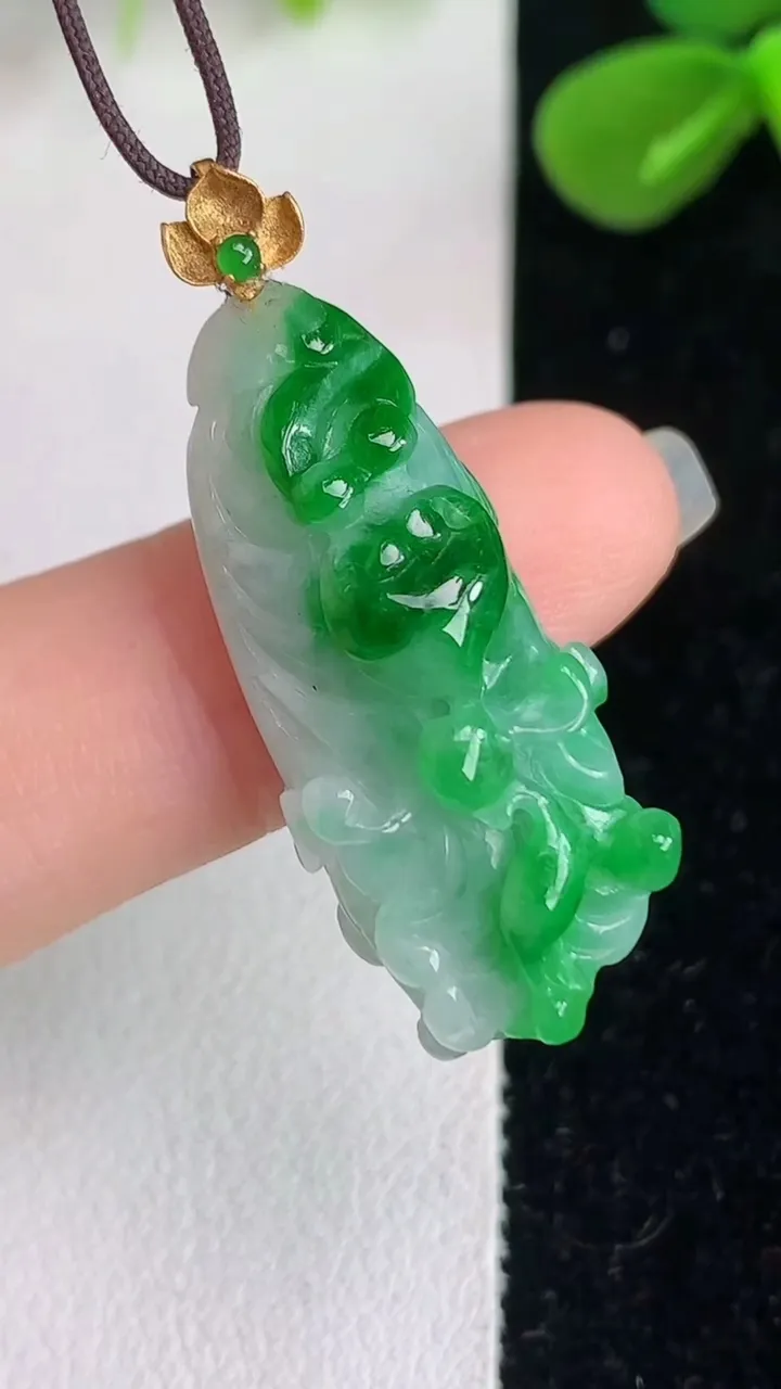 天然A货翡翠白菜吊坠，尺寸30-13-9.2，重量:5.57g
6月4日