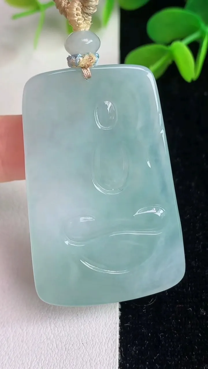 天然A货翡翠飘花阿尼陀佛吊坠，尺寸46.4-29.7-5.2，重量:20.00g
6月4日