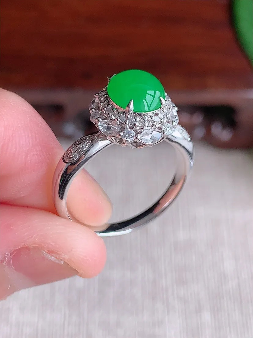 天然A货翡翠18K金伴钻镶嵌阳绿蛋面戒指 圈口17裸石尺寸7×6.7mm 重量3.48g 0603