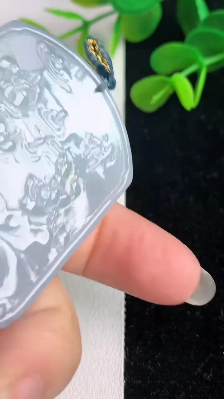 天然A货翡翠飘花大日如来吊坠，尺寸52-40.5-11.6，重量:55.54g
6月4日