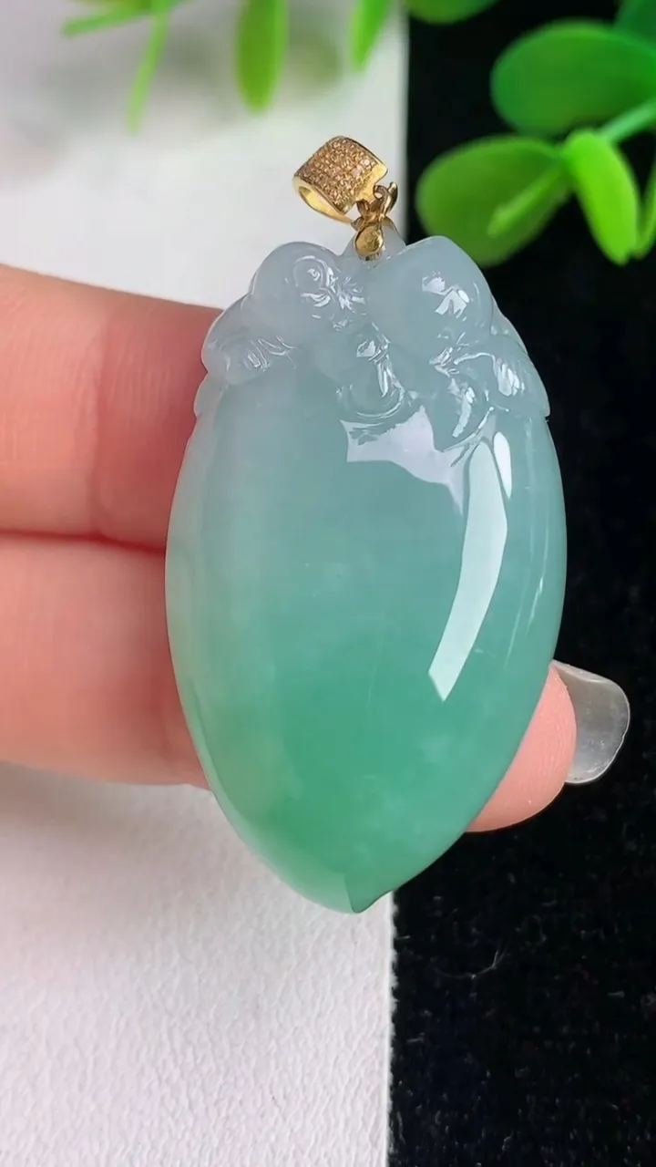 天然A货翡翠寿桃吊坠，尺寸37.3-22.2-10.3，重量:17.39g
6月4日