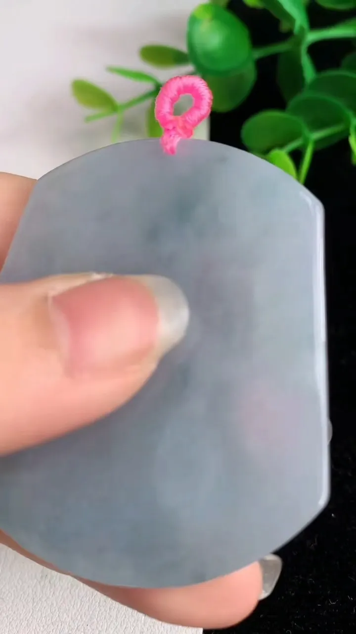 天然A货翡翠飘花大日如来吊坠，尺寸54-45.5-5.6，重量:29.75g
6月4日