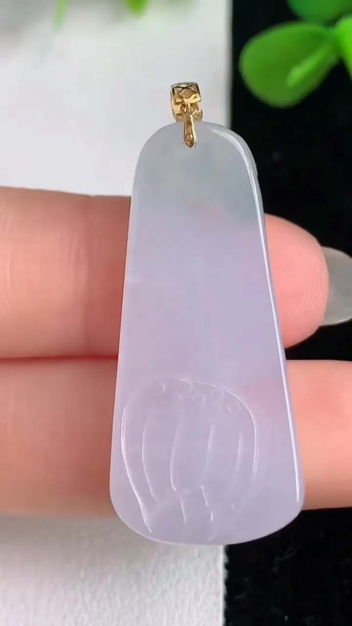 天然A货翡翠k金飘花阿尼陀佛吊坠，尺寸35.5-16-6，重量:7.85g
6月4日