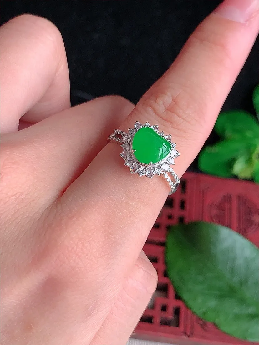天然A货翡翠18K金伴钻镶嵌阳绿爱心戒指 圈口17裸石尺寸7×7mm 重量2.97g 0603