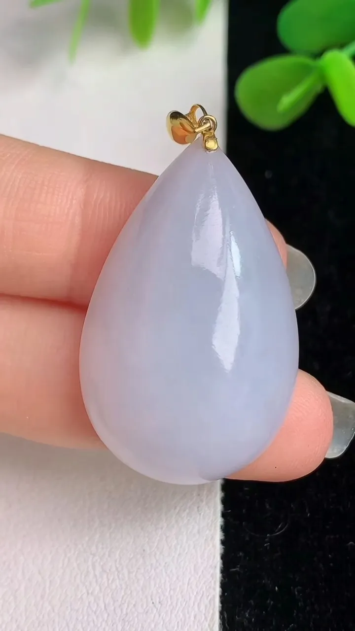 天然A货翡翠水滴吊坠，尺寸33.3-21.2-10.2，重量:12.03g
6月4日
