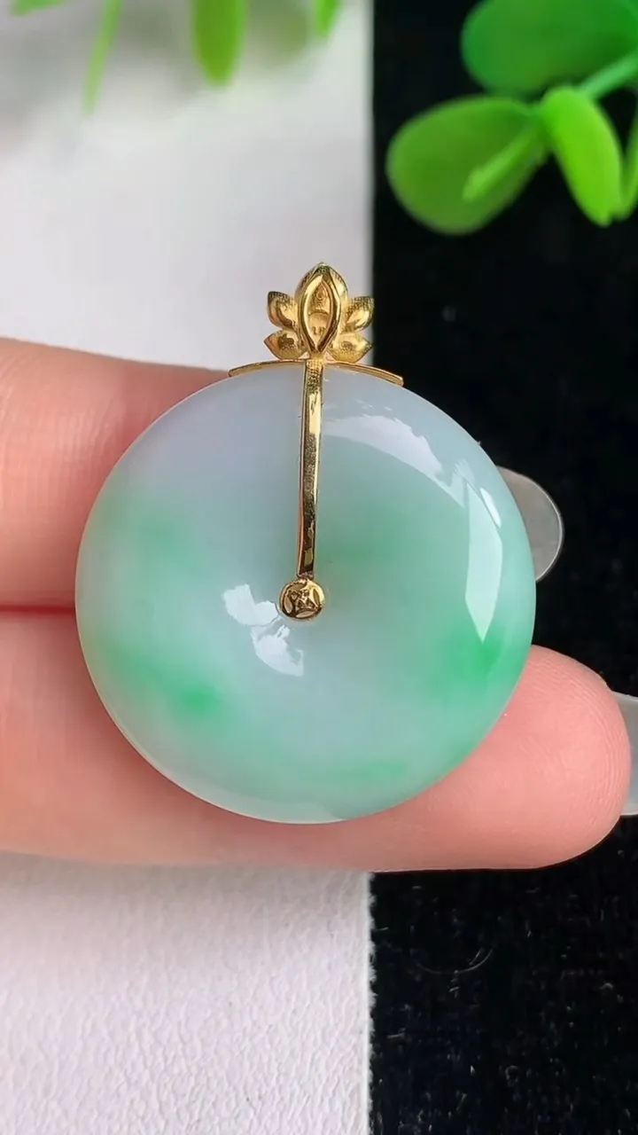 天然A货翡翠平安扣吊坠，尺寸25-5.6，重量:7.73g
6月4日