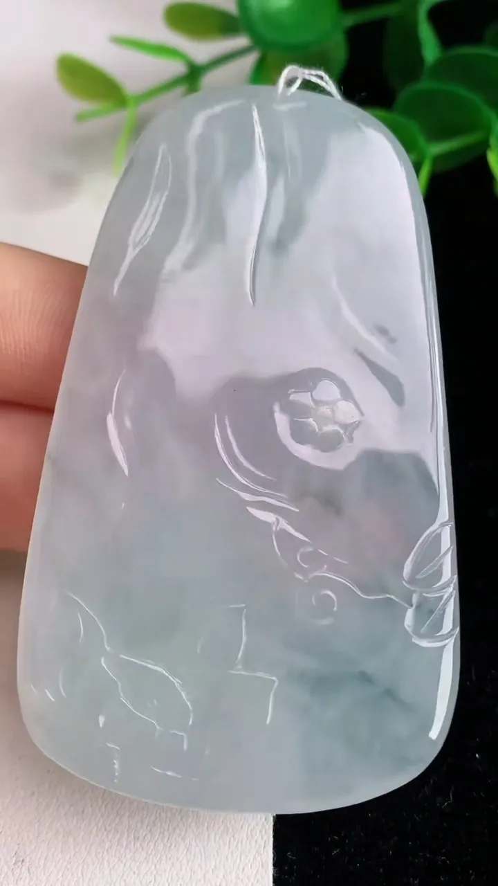 天然A货翡翠飘花大日如来吊坠，尺寸72-41.8-5.3，重量:35.36g
6月4日
