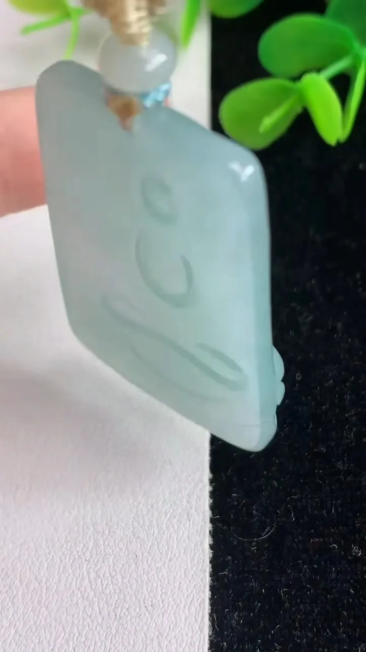 天然A货翡翠飘花阿尼陀佛吊坠，尺寸46.4-29.7-5.2，重量:20.00g
6月4日